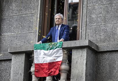 Espone il Tricolore: i NoExpo lo riempiono di uova 5