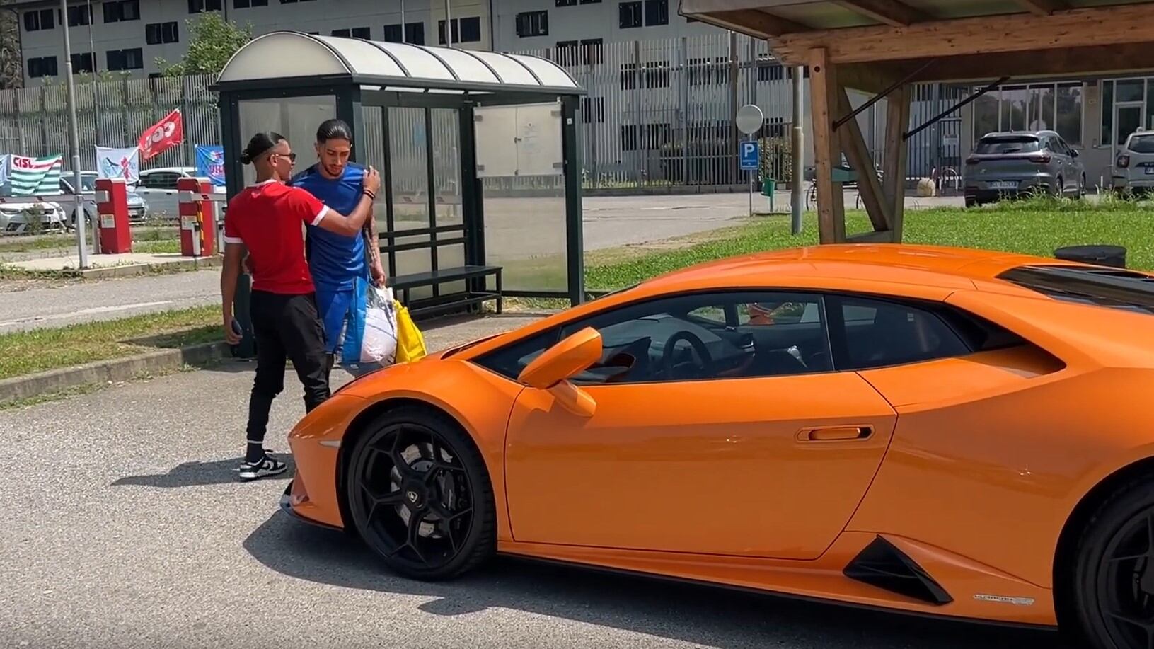 Baby Gang: "La legge italiana non funziona un c...o". E lascia il carcere in Lamborghini