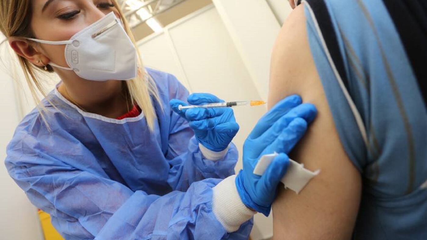 Ci si può contagiare anche dopo il vaccino: occhio a questi 4 sintomi