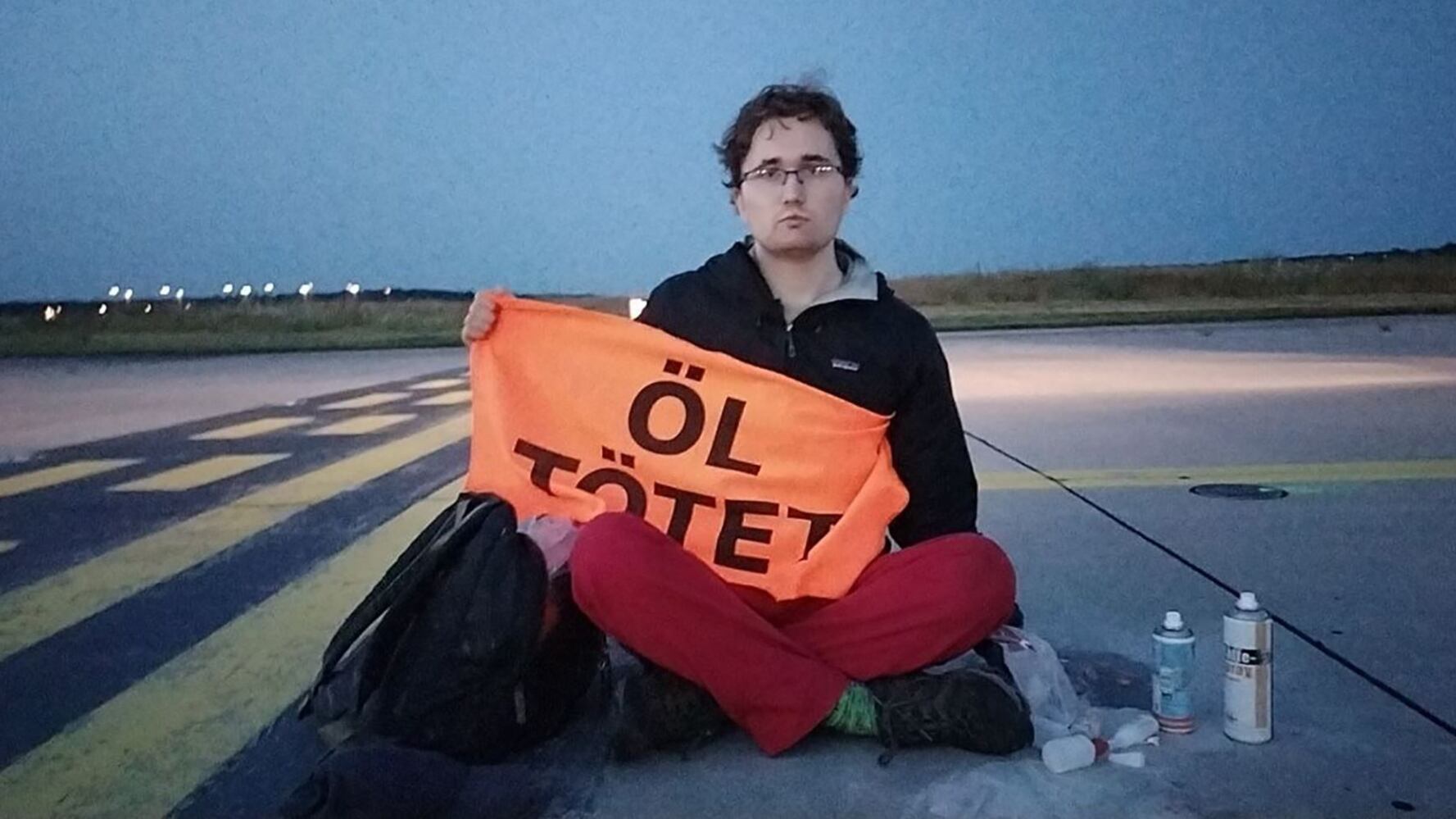 Ecovandali bloccano l'aeroporto di Francoforte, decine di voli dirottati