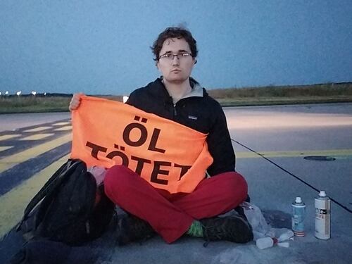 Ecovandali bloccano l'aeroporto di Francoforte, decine di voli dirottati