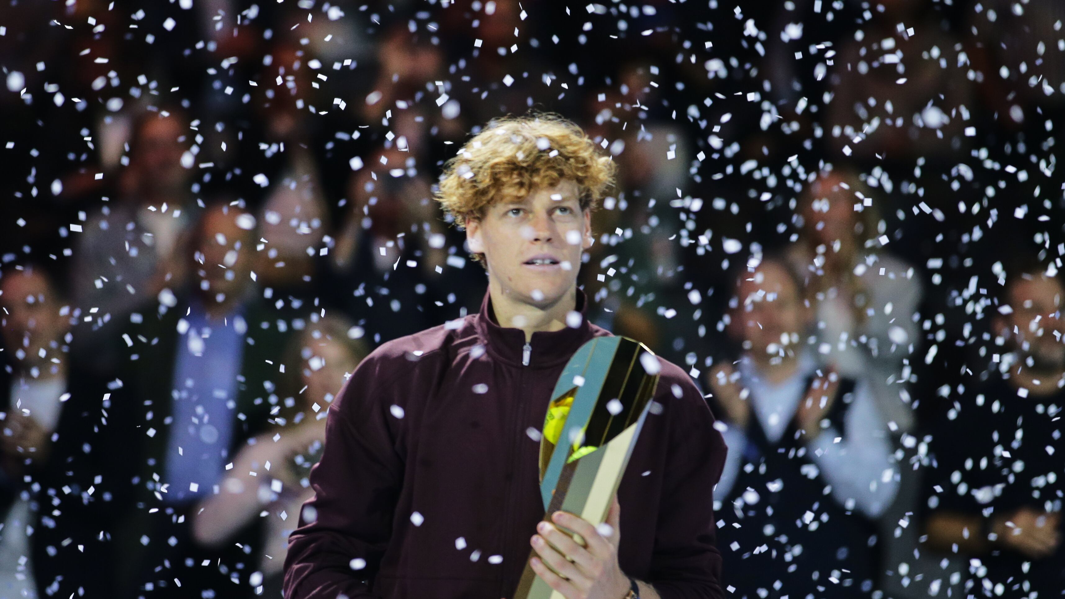 Sinner fa festa per la partita doppia: prima batte i crampi poi sistema Zverev