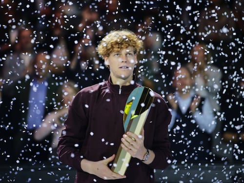 Sinner fa festa per la partita doppia: prima batte i crampi poi sistema Zverev