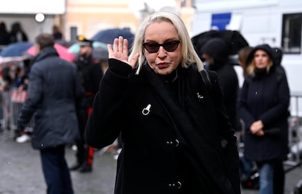La famiglia, gli amici, i vip: il mondo della tv saluta Costanzo 16