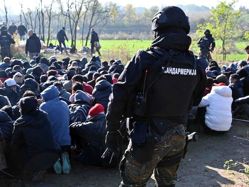 Migranti armati sulla via di Trieste. Scontro a fuoco con la polizia serba