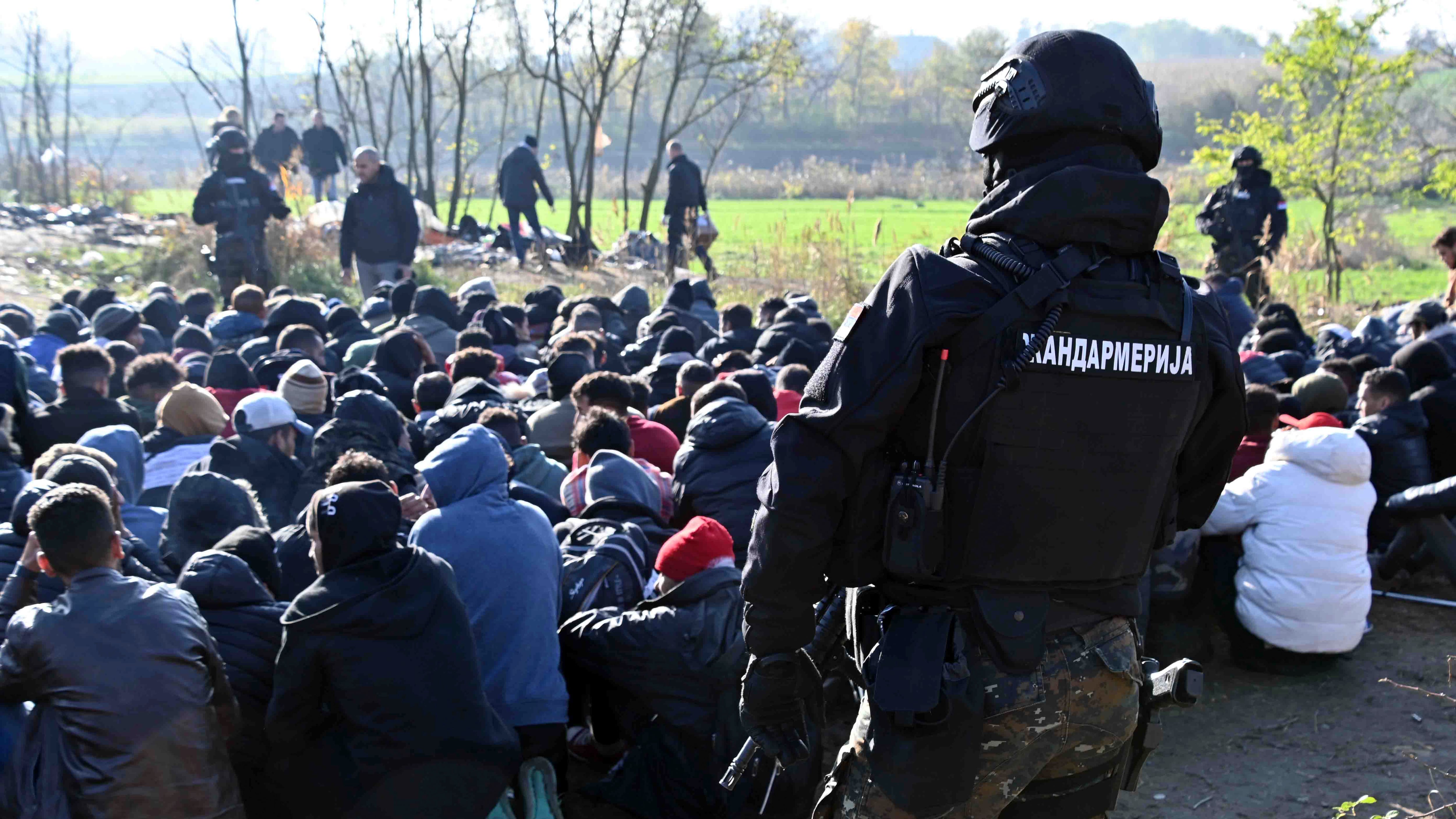 Migranti armati sulla via di Trieste. Scontro a fuoco con la polizia serba
