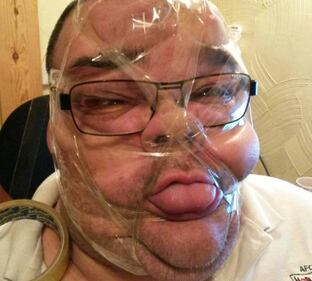 "Sellotape Selfie", quando i selfie si fanno "scocciati" 8