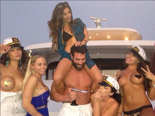 Armi, donne e Ferrari: la bella vita di Dan Bilzerian