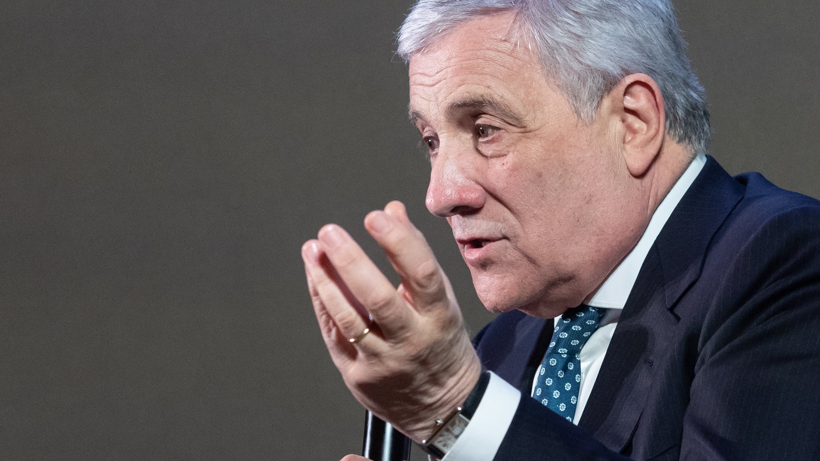 Iran, Tajani scommette sulla tregua: "Il petrolio scende, l’Italia respira"