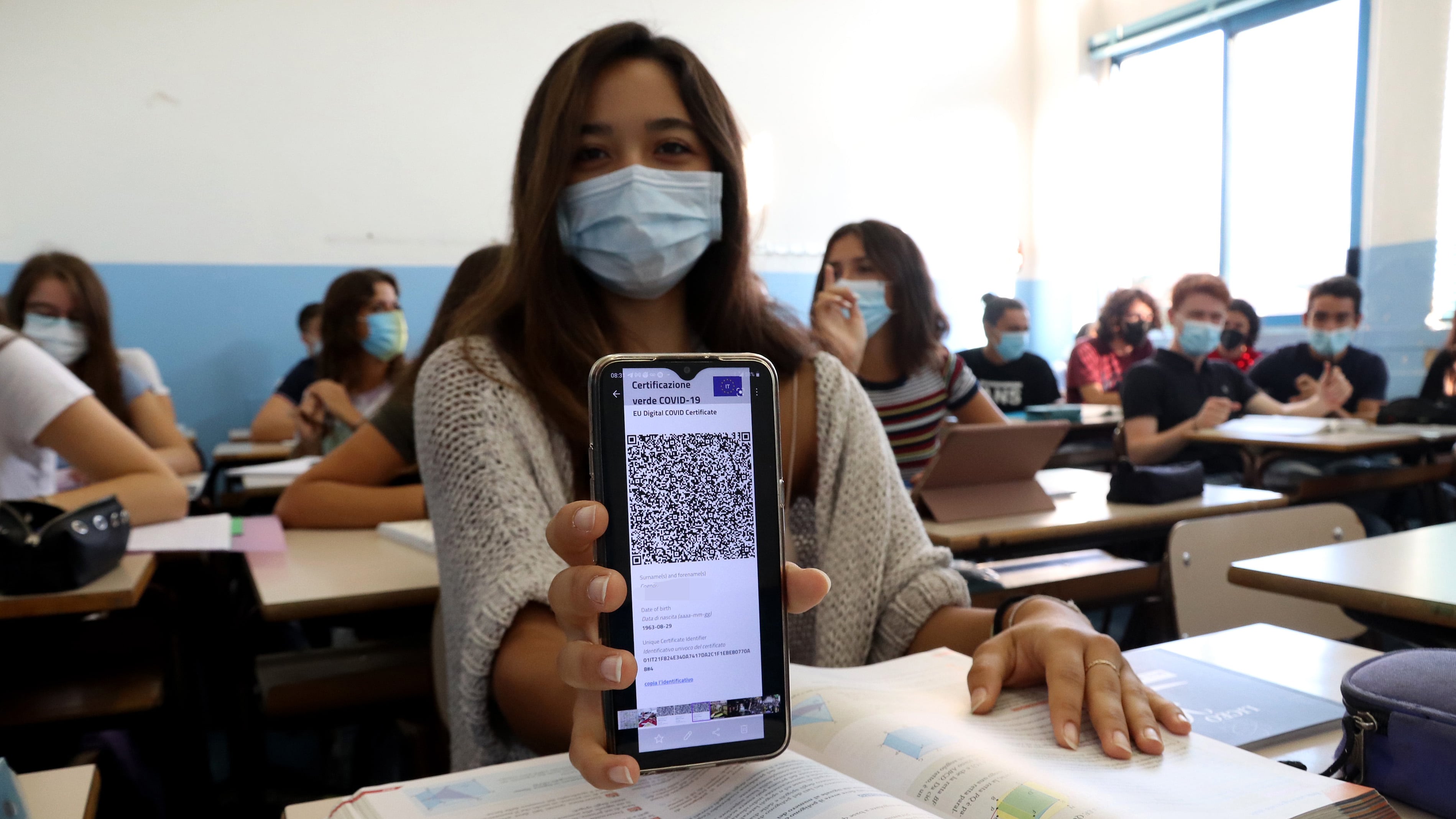 Il governo non arretra: "Ritorno a scuola il 10". Più contagi in classe prima di andare in Dad. Stop canto e ginnastica