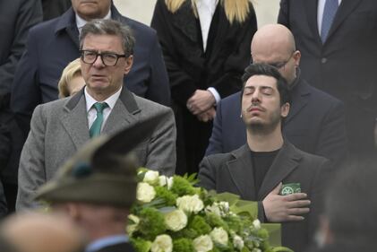 Da Meloni a Giorgetti: chi c'era a dare l'ultimo saluto a Bossi - Le foto 1