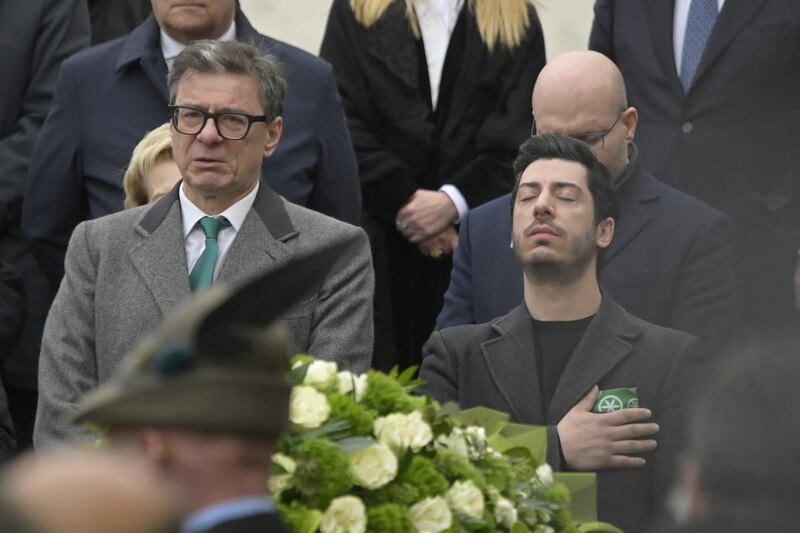 Da Meloni a Giorgetti: chi c'era a dare l'ultimo saluto a Bossi - Le foto 1