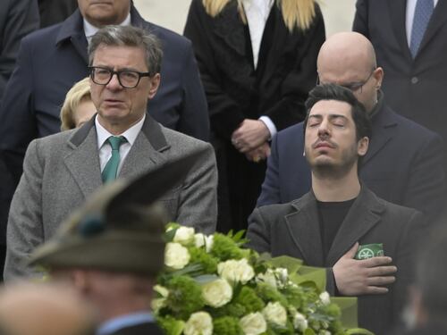 Da Meloni a Giorgetti: chi c'era a dare l'ultimo saluto a Bossi - Le foto