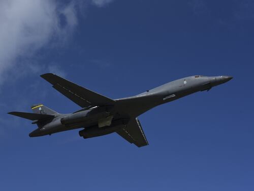Bombardieri B-1B intercettati dai caccia russi: cosa è successo sui cieli dell'Artico