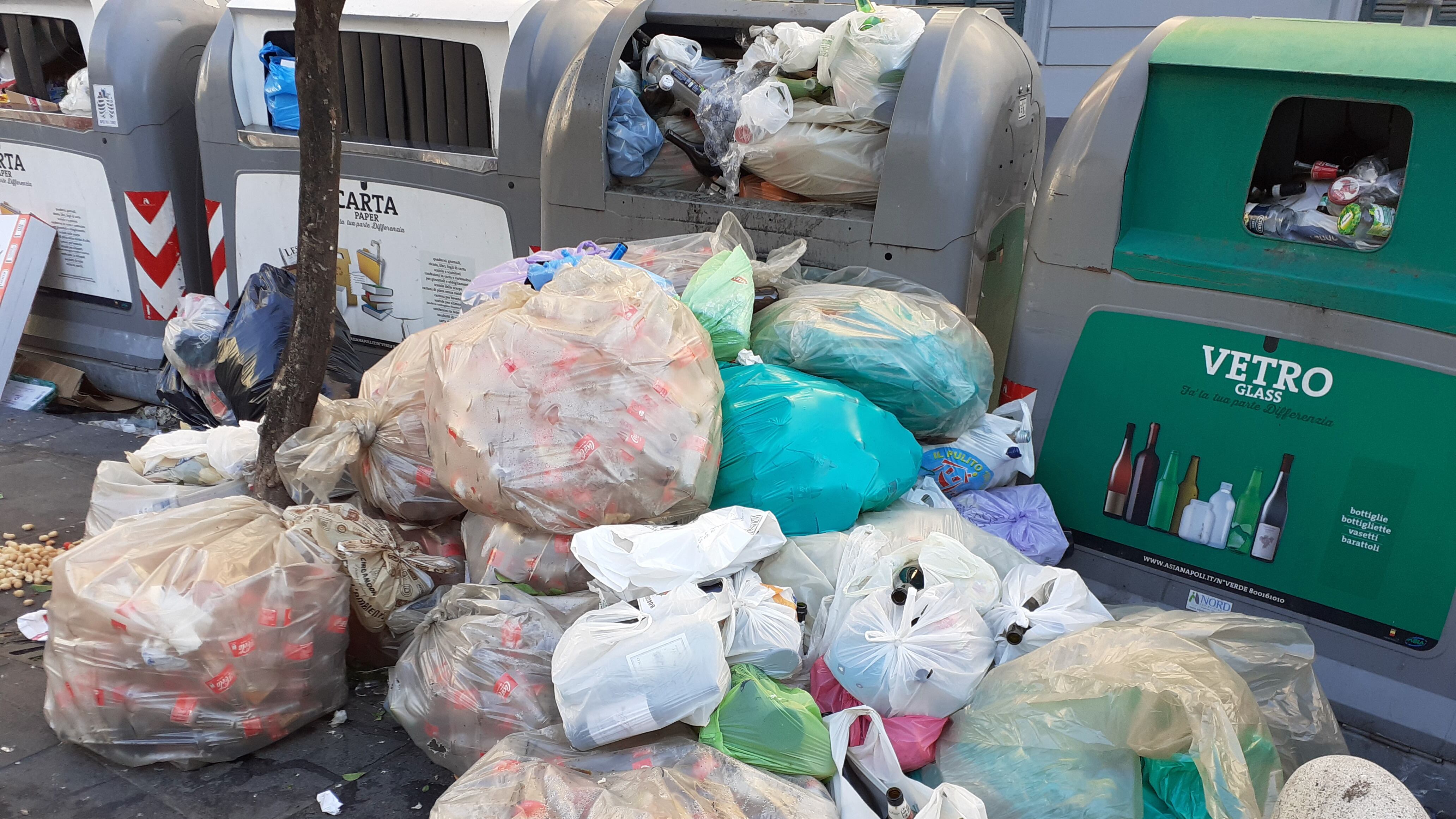 Rifiuti, cumuli in strada: a Napoli è di nuovo allarme