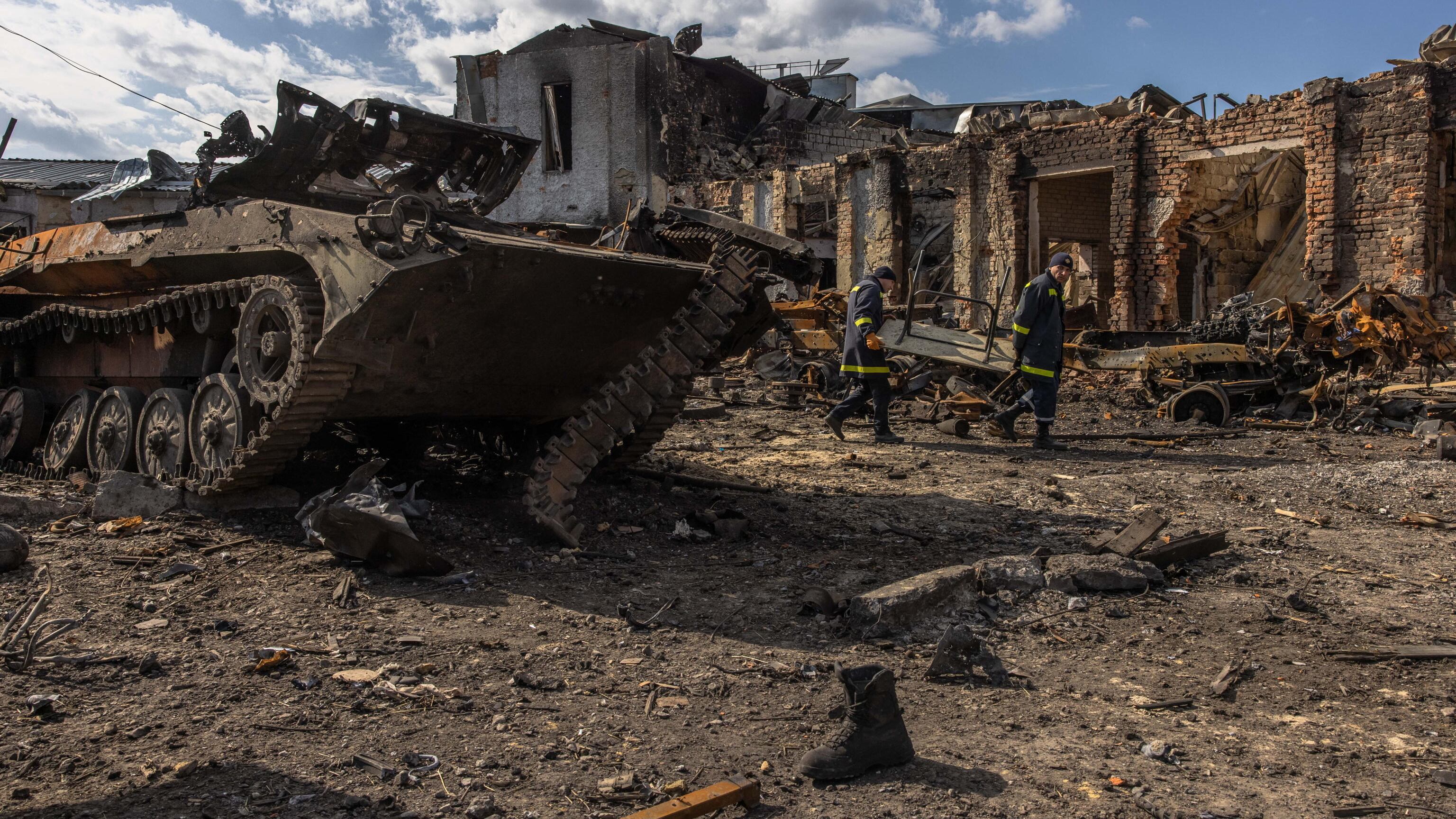 Popasna, bombe ogni minuto. "Da qui prendono il Donbass"