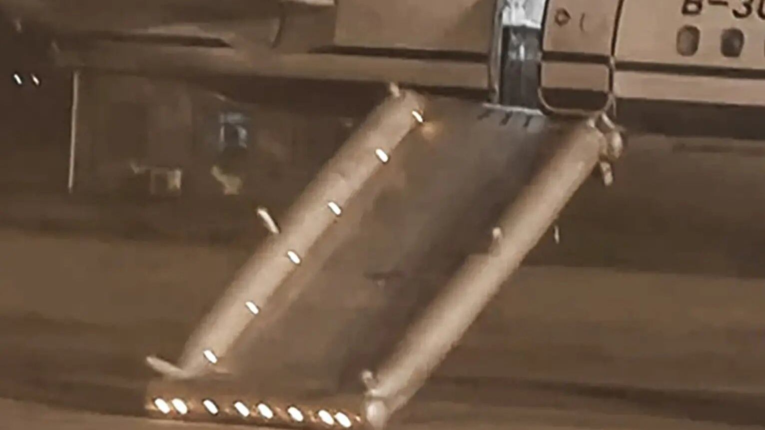 Cercava il bagno, ma apre il portellone dell'aereo. Caos sul volo di Air China