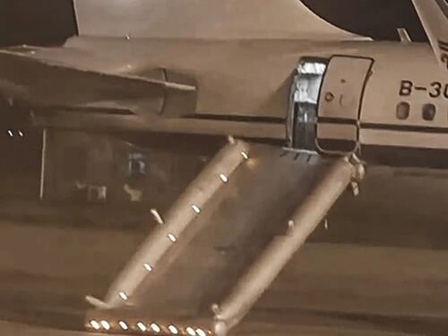 Cercava il bagno, ma apre il portellone dell'aereo. Caos sul volo di Air China