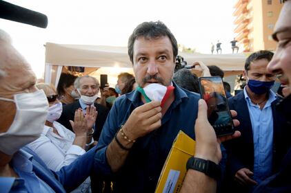 Matteo Salvini contestato a Mondragone, un ferito  15