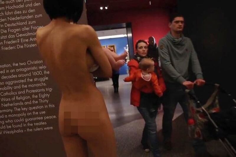 Milo Moire gira nuda al museo 6