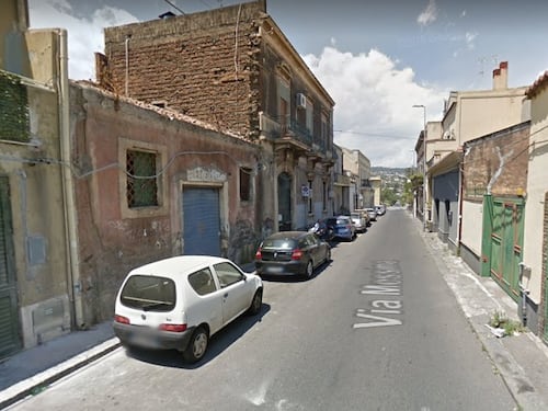 Tampona un'auto e tenta di investire una donna: denunciato uno straniero