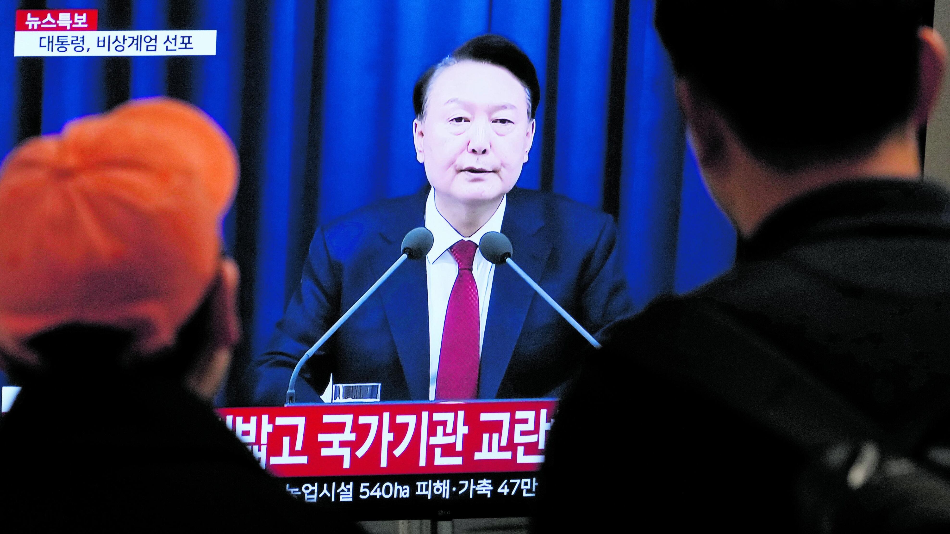 Impeachment per Yoon: ora decideranno i giudici. Migliaia in piazza a Seul