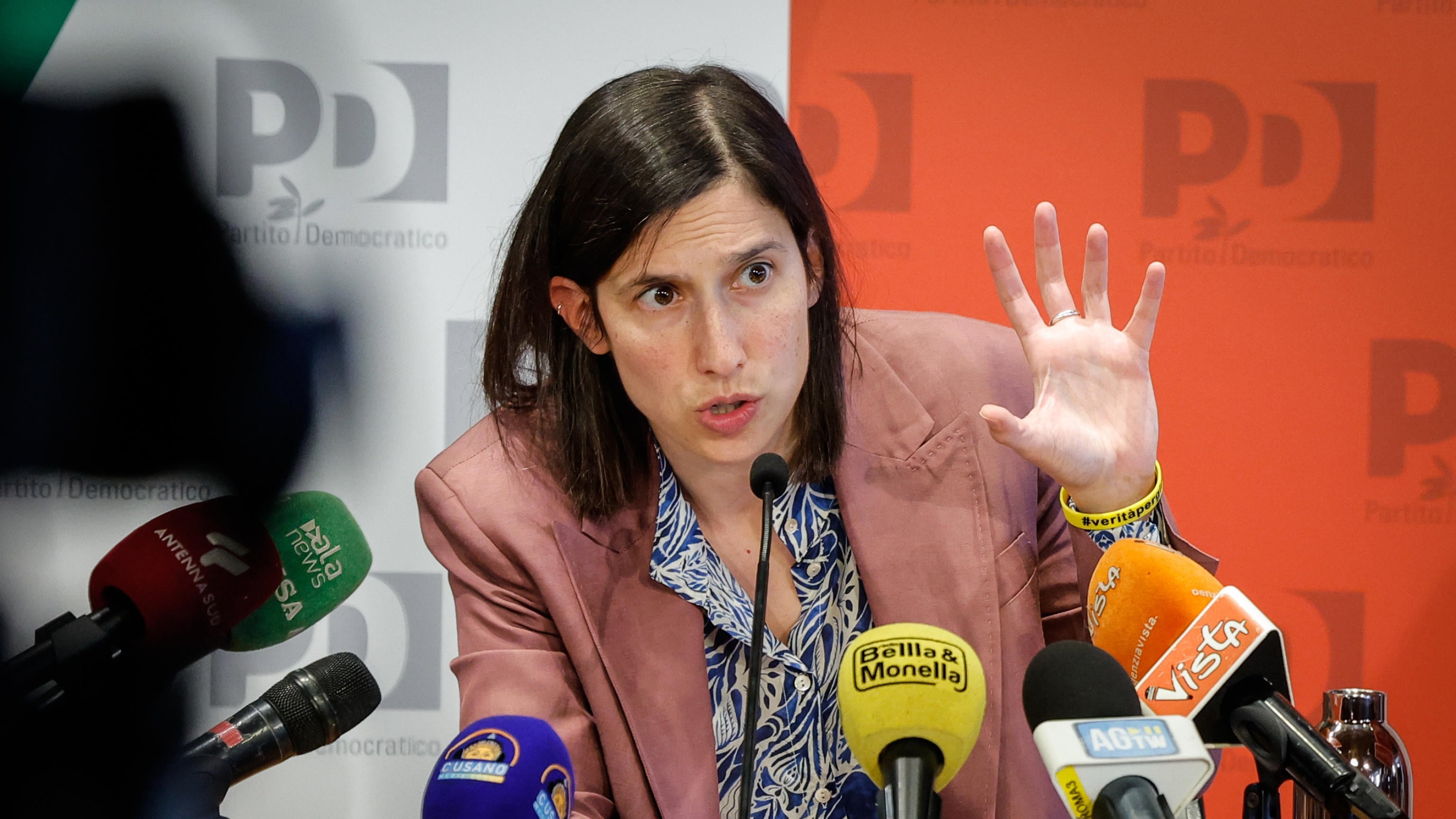 "No a un cambio di linea". Pd sempre più in crisi: si spacca sulle armi all'Ucraina
