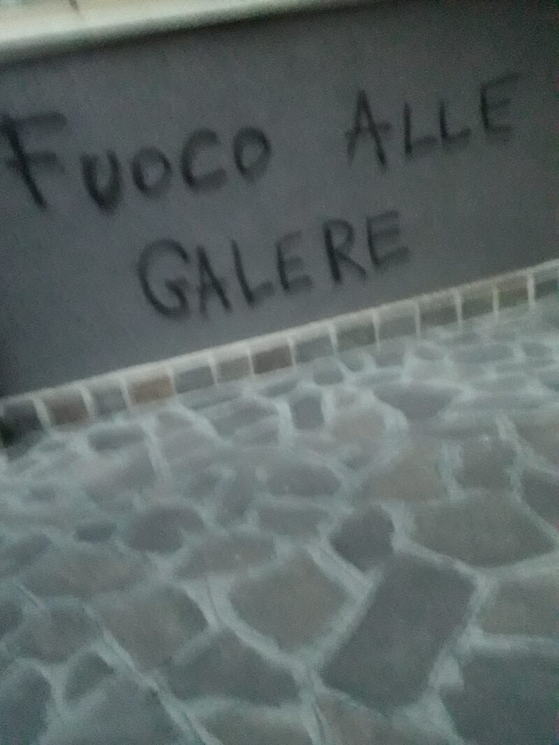 Modena e Bologna, le carceri devastate e le minacce sui muri 2