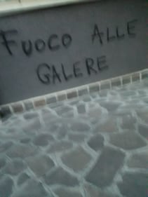 Modena e Bologna, le carceri devastate e le minacce sui muri 2