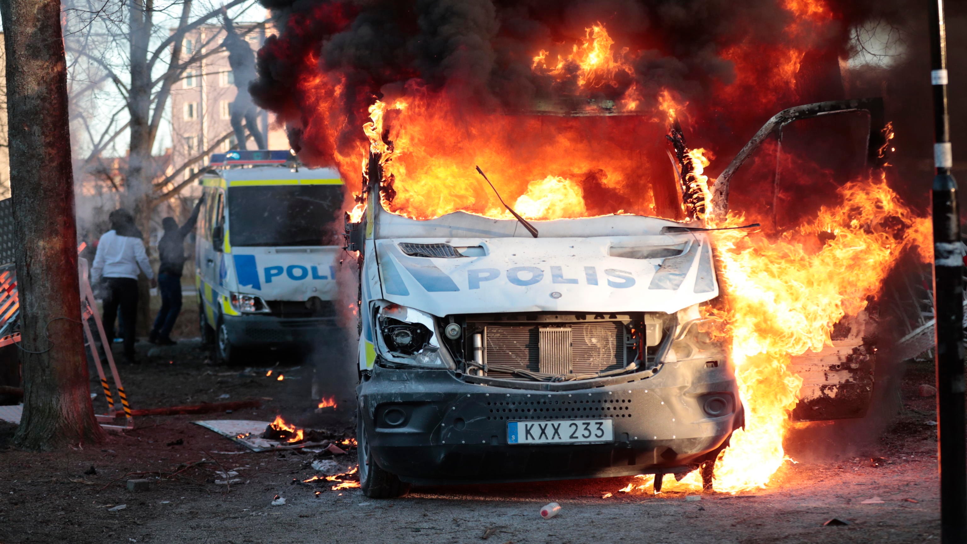 Leader di destra brucia il Corano. In Svezia violenze contro l'islam