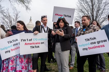 Le proteste dei tiktoker fuori dal Congresso Usa 2