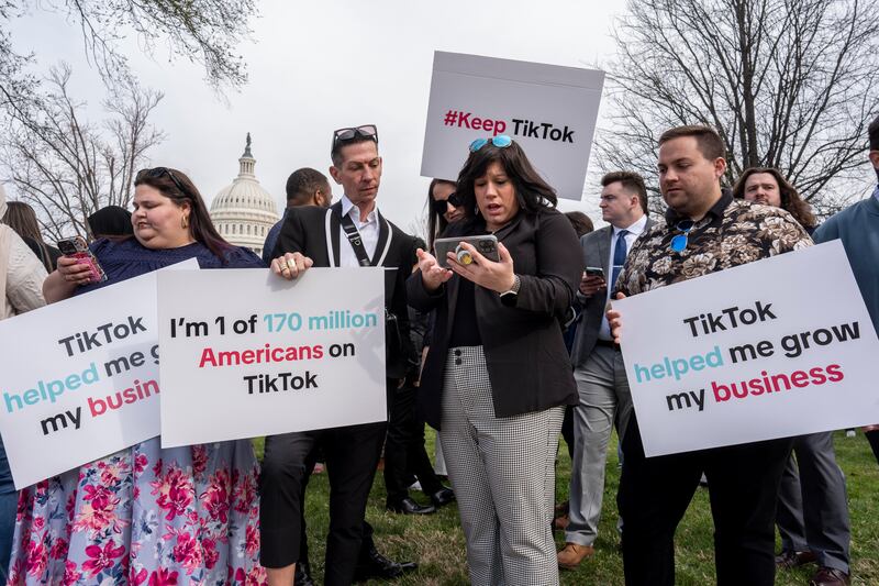 Le proteste dei tiktoker fuori dal Congresso Usa 2