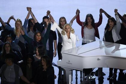 Lady Gaga per il terremoto: foto 13