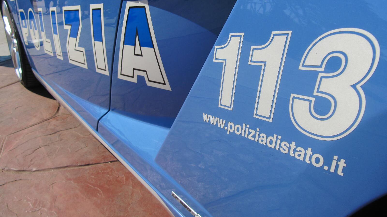 Sette agenti lo fermano, ma lo straniero scappa aggrappato a un’auto