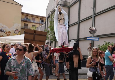 Manichino con la Madonna a seno nudo 4