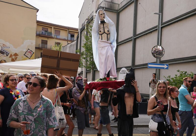 Manichino con la Madonna a seno nudo 4