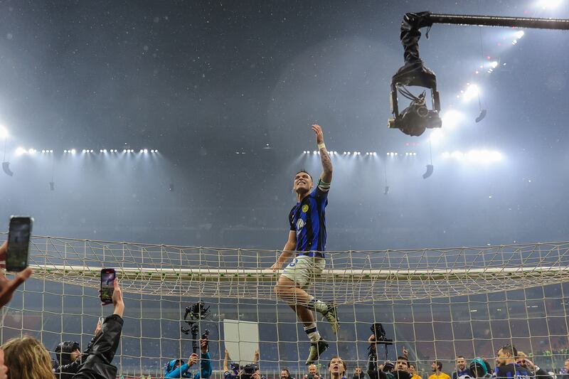 Esplode la gioia dei giocatori dell'Inter dopo la vittoria nel derby 4