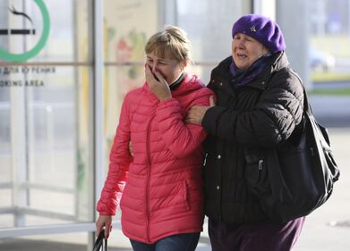 Aereo precipitato in Egitto, il dolore dei famigliari a San Pietroburgo 8