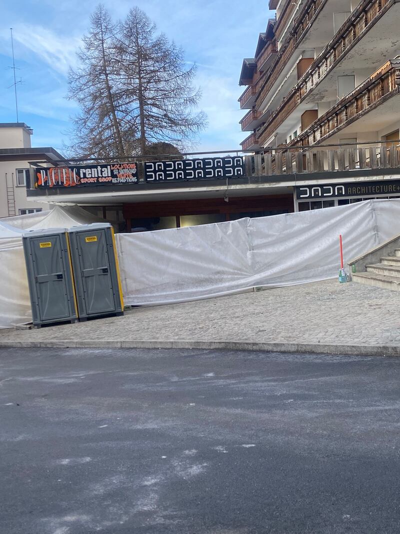 Crans-Montana, candele e lumini rossi sul luogo della strage 1