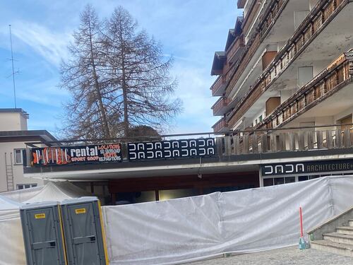Crans-Montana, candele e lumini rossi sul luogo della strage