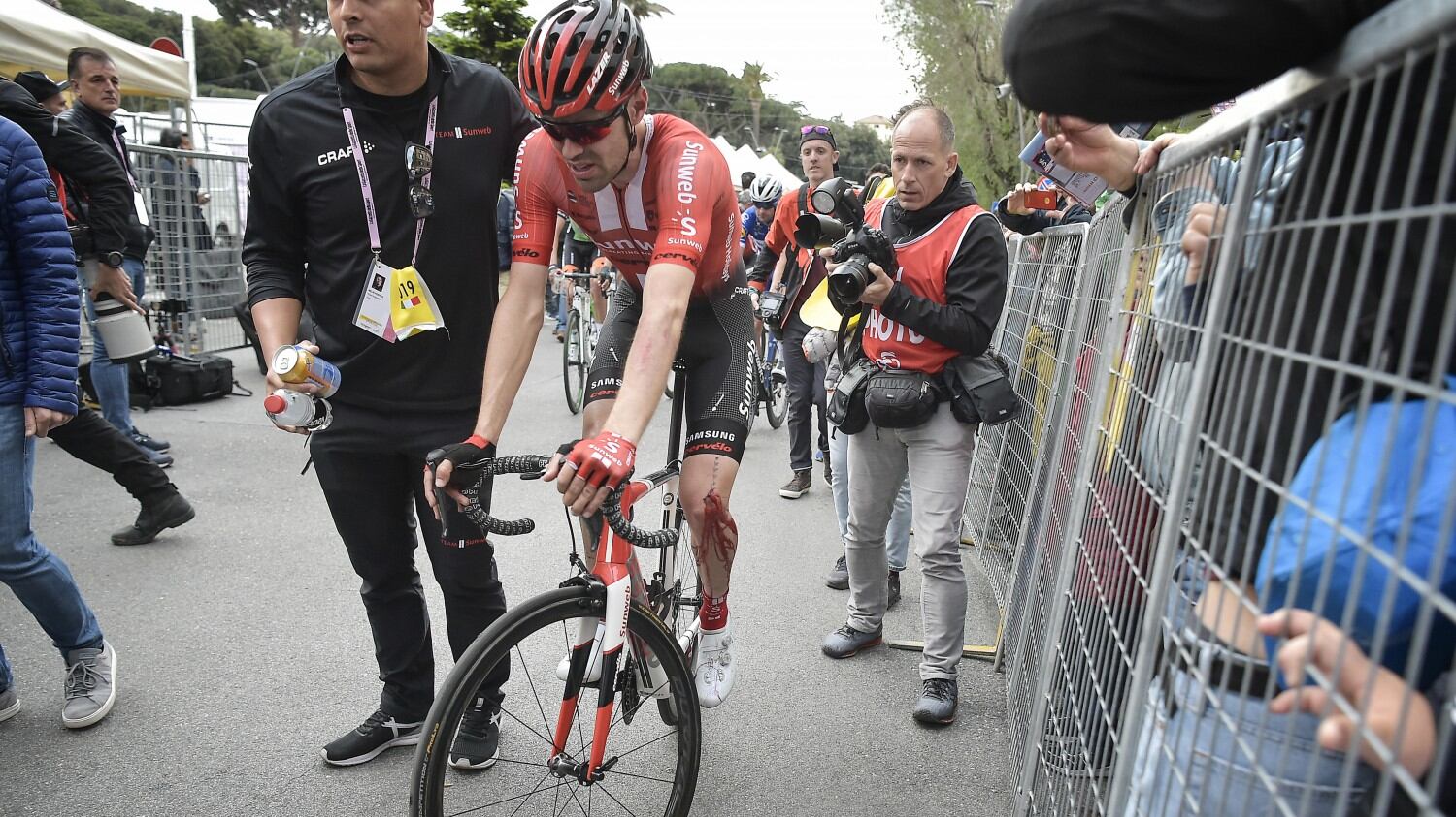 Giro d'Italia, Dumoulin non si ritira. Paura per Navarro: polmone perforato