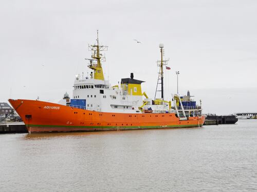 Migranti, la Aquarius va in Spagna. Ma la nave: "Idea folle"