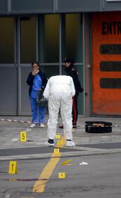Colpito con un machete nel parcheggio dell'ospedale, grave un medico 2