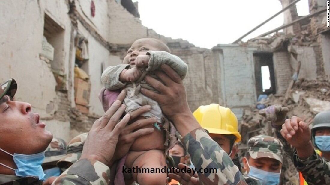 Un neonato vivo dopo 22 ore è il piccolo miracolo del Nepal