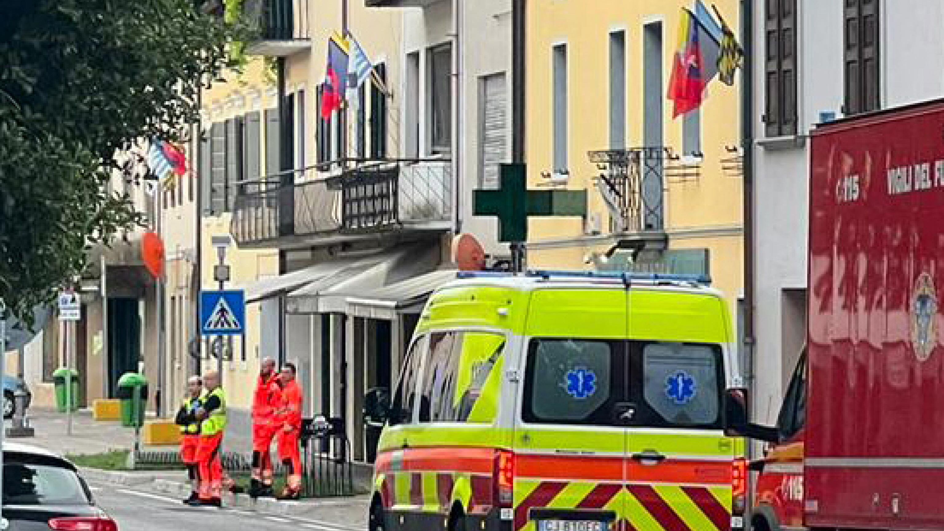 Ex militare si asserraglia in casa in Friuli e posta video. "Ha molti fucili"