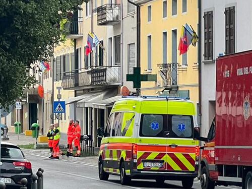 Ex militare si asserraglia in casa in Friuli e posta video. "Ha molti fucili"