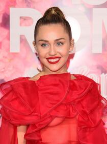 Miley Cyrus sexy in piscina 12