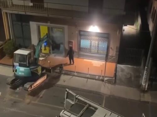 Follia a Catania: ladri sradicano un bancomat con la ruspa