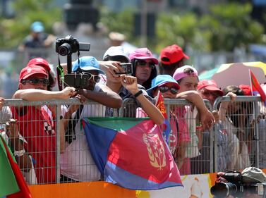 Ultima tappa del Giro d'Italia, i tifosi in attesa a Milano 17