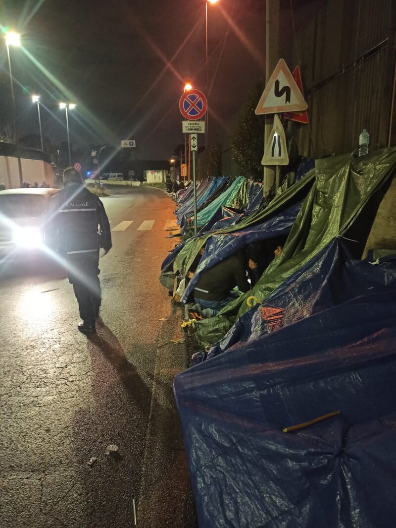 Accampamento all’ufficio immigrazione di Roma 4